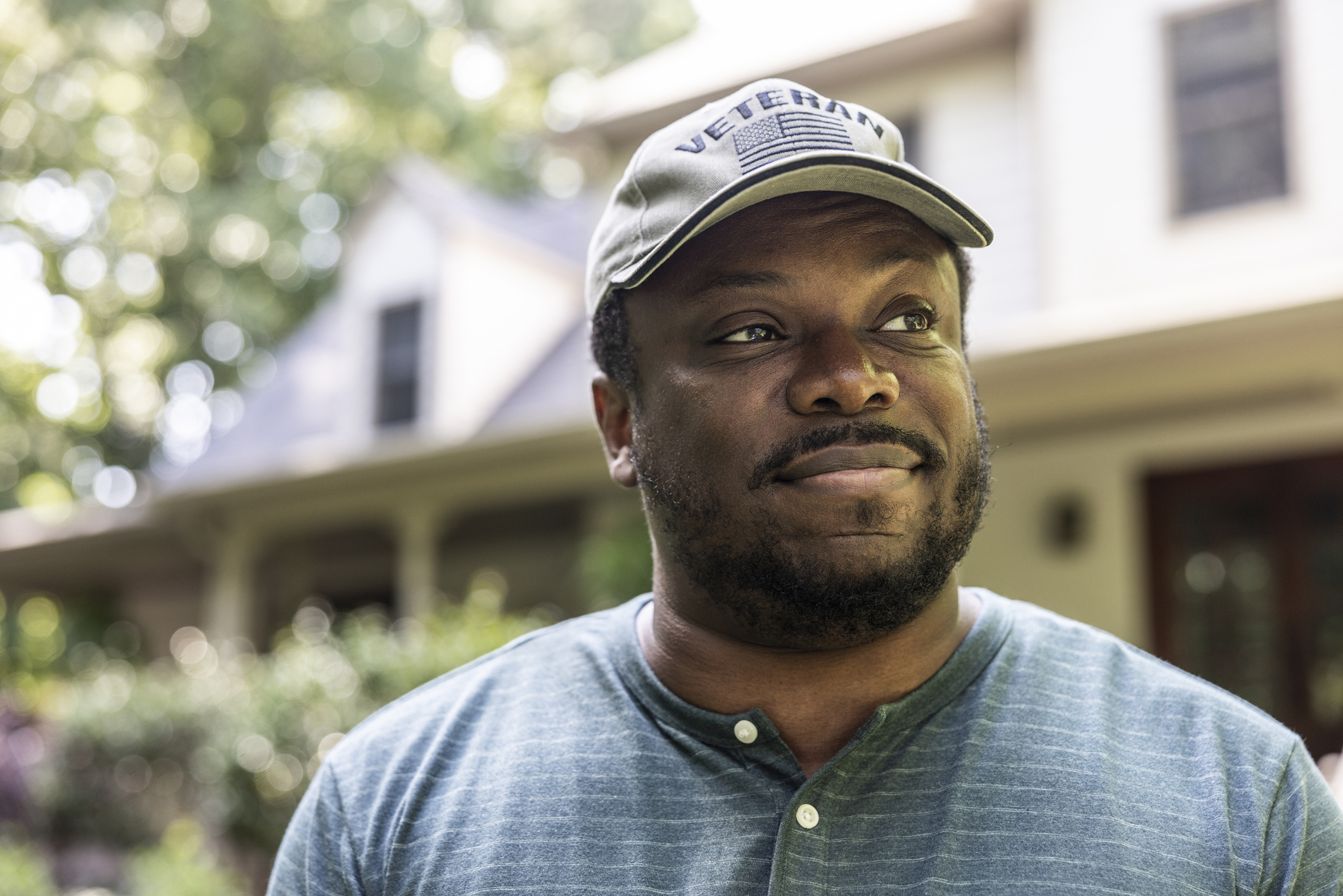 Man wearing a veterans hat